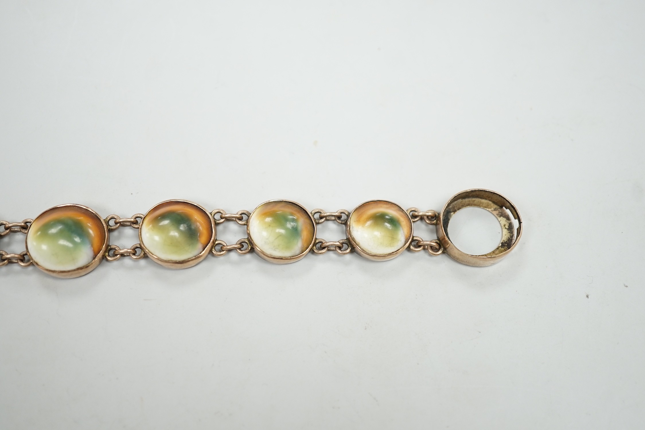 An early 20th century yellow metal and shell set bracelet (clasp shell missing), approx. 18cm, gross weight 26.8 grams.